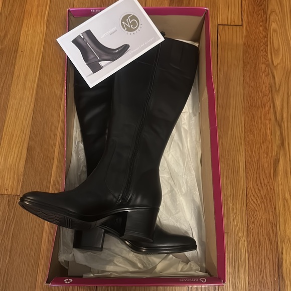 Women’s 4.5M Naturalizer wide calf Harbor boot. Shaft is 14 in. Beautiful boots! - Picture 2 of 8